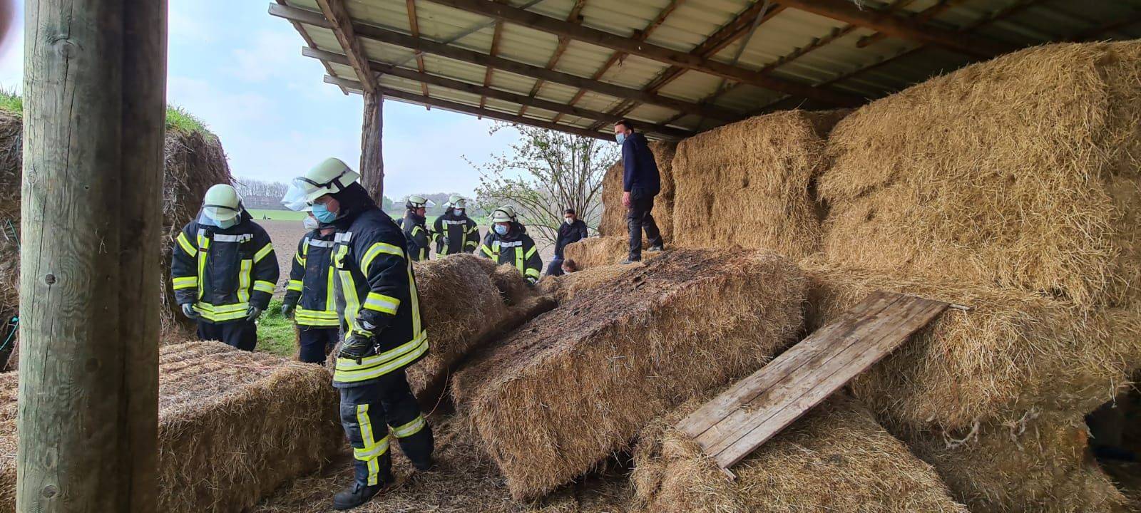 Werne: Junge unter Heuballen eingeklemmt