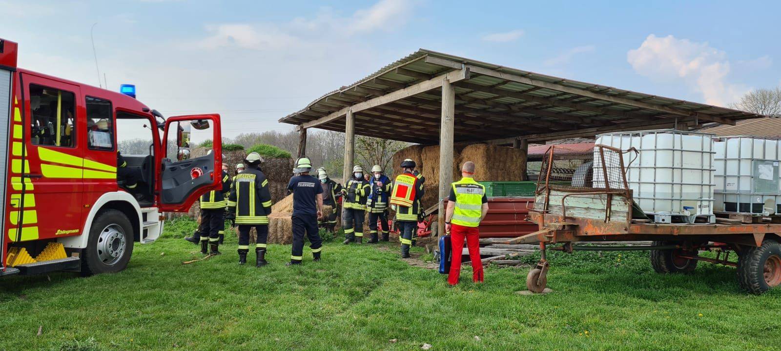 Werne: Junge unter Heuballen eingeklemmt