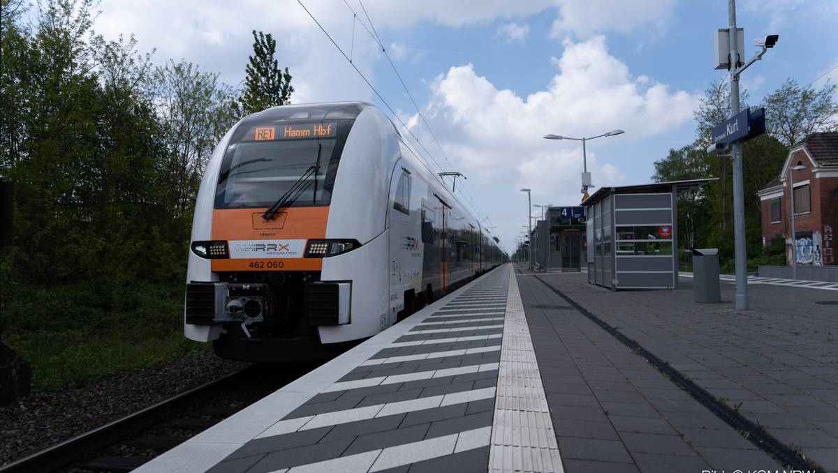 Ein Zug der Linie RE1 im Bahnhof Dortmund-Kurl.