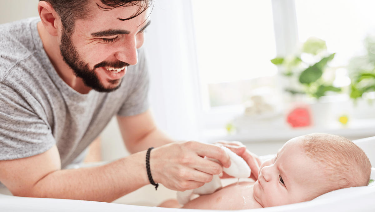 Mann mit Baby.