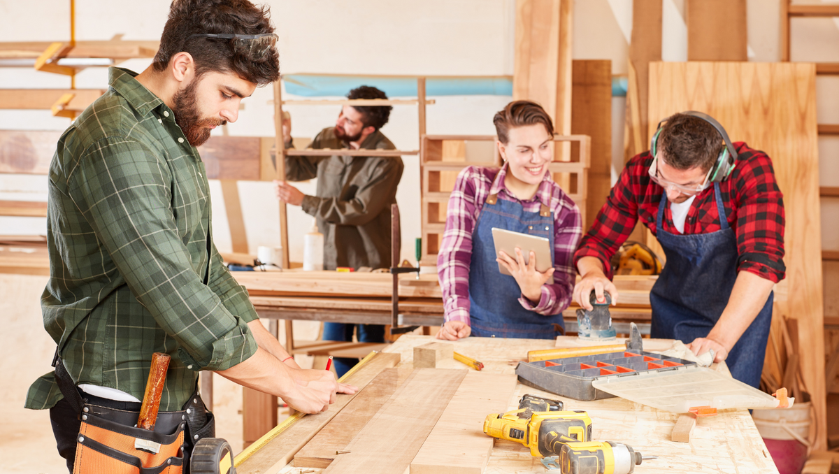 Tischler arbeitet mit Holz. 