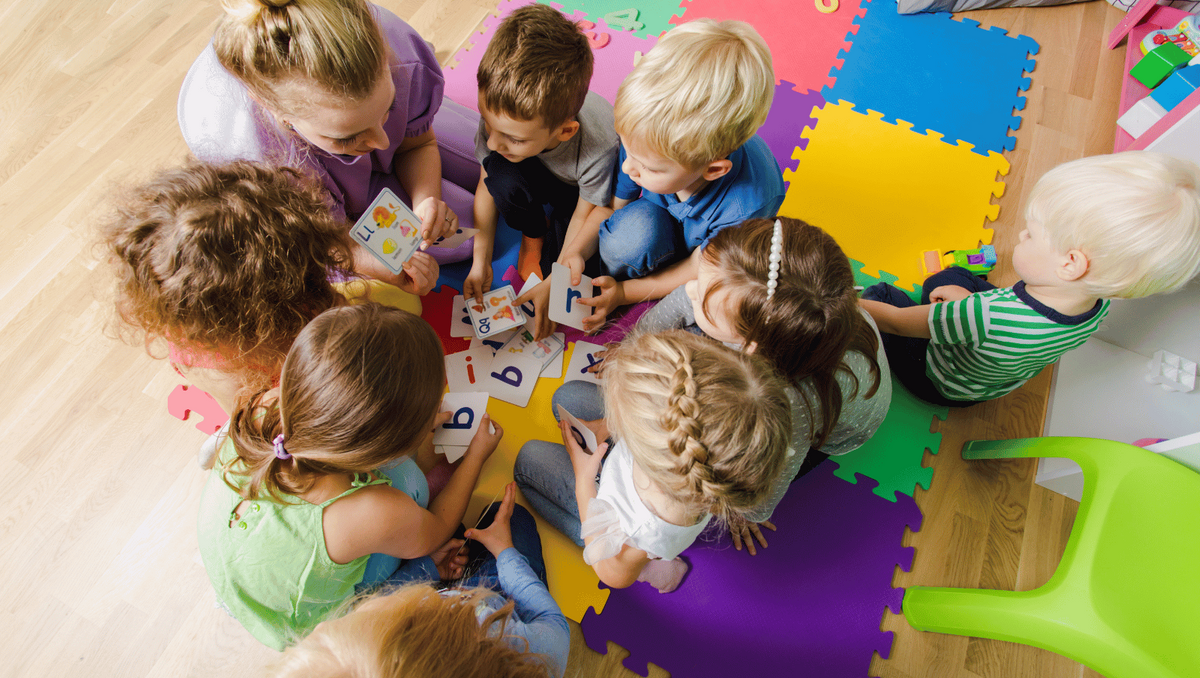 Kinder in der Kita spielen ein Karten-Lernspiel.