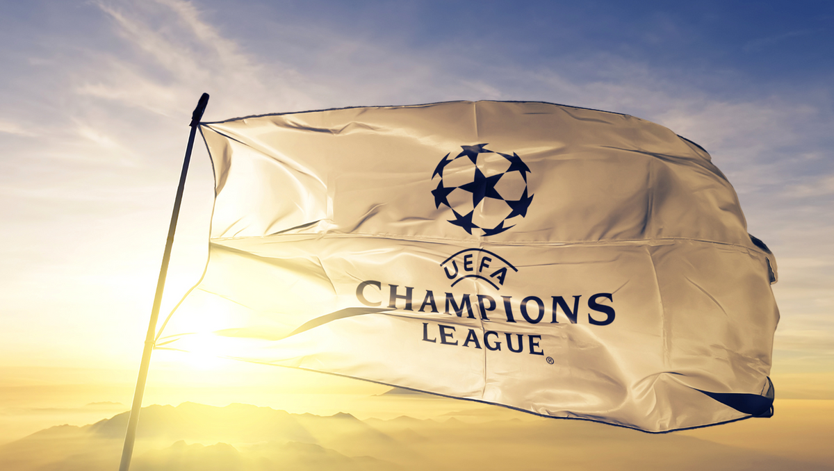 Wehende UEFA Champions League Fahne.