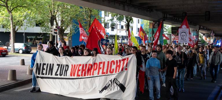Schülerstreik gegen die Wehrpflicht: 600 Teilnehmer in