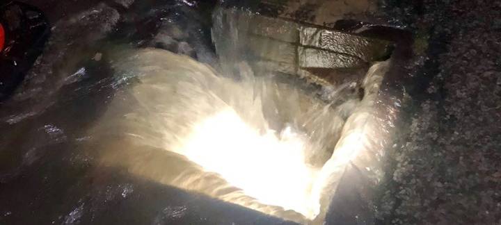 Wasserrohrbruch flutet Straße