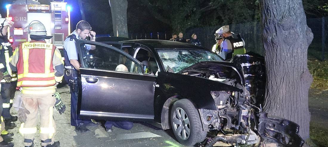 Vater rast gegen Baum - Frau und vierjähriger Sohn sterben