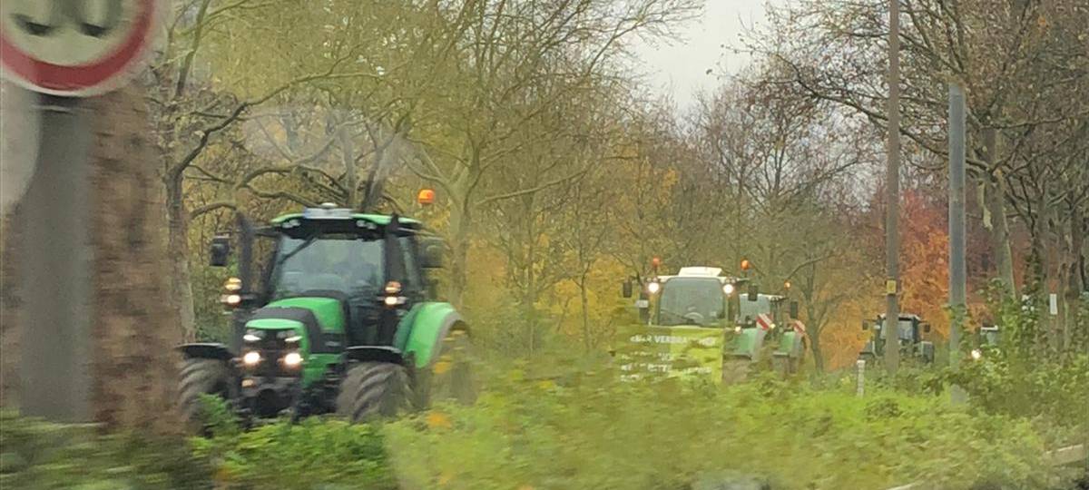 Trecker legen zeitweise Verkehr lahm