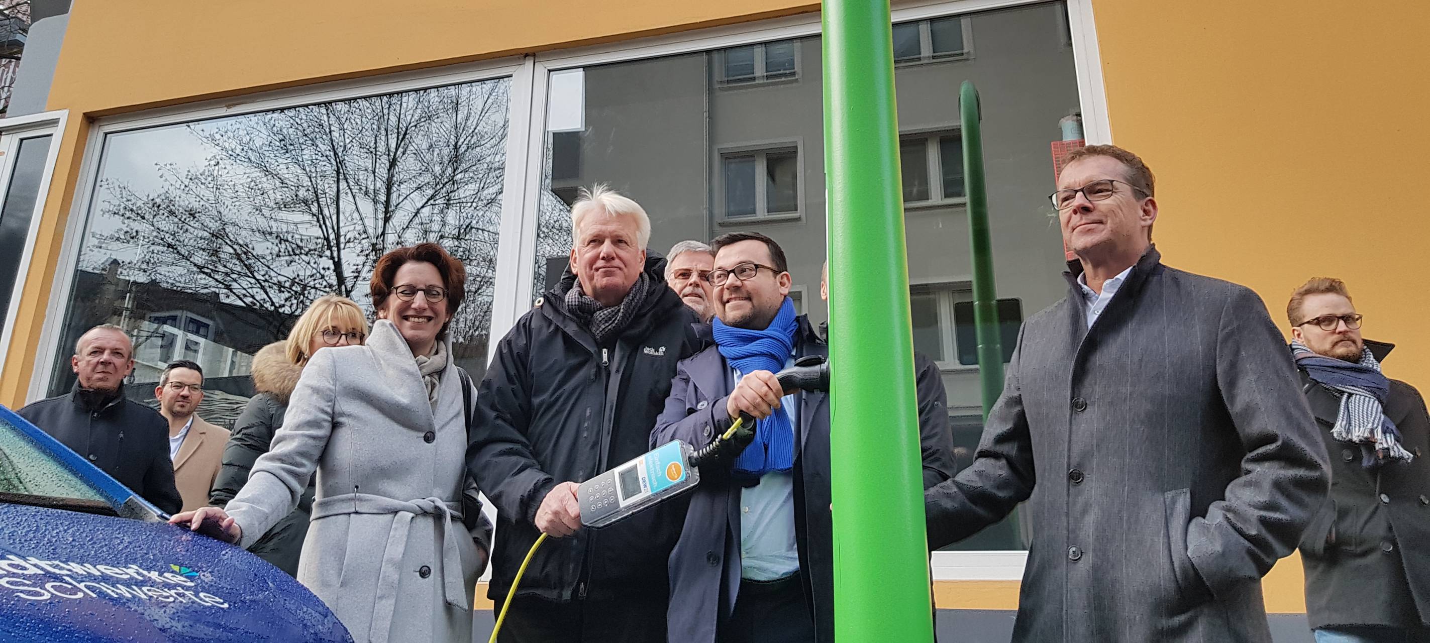 Straßenlaternen zu E-Tankstellen