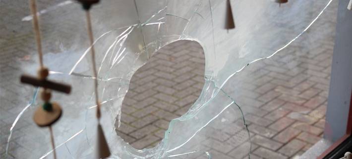 Böller an Schaufenstern gezündet