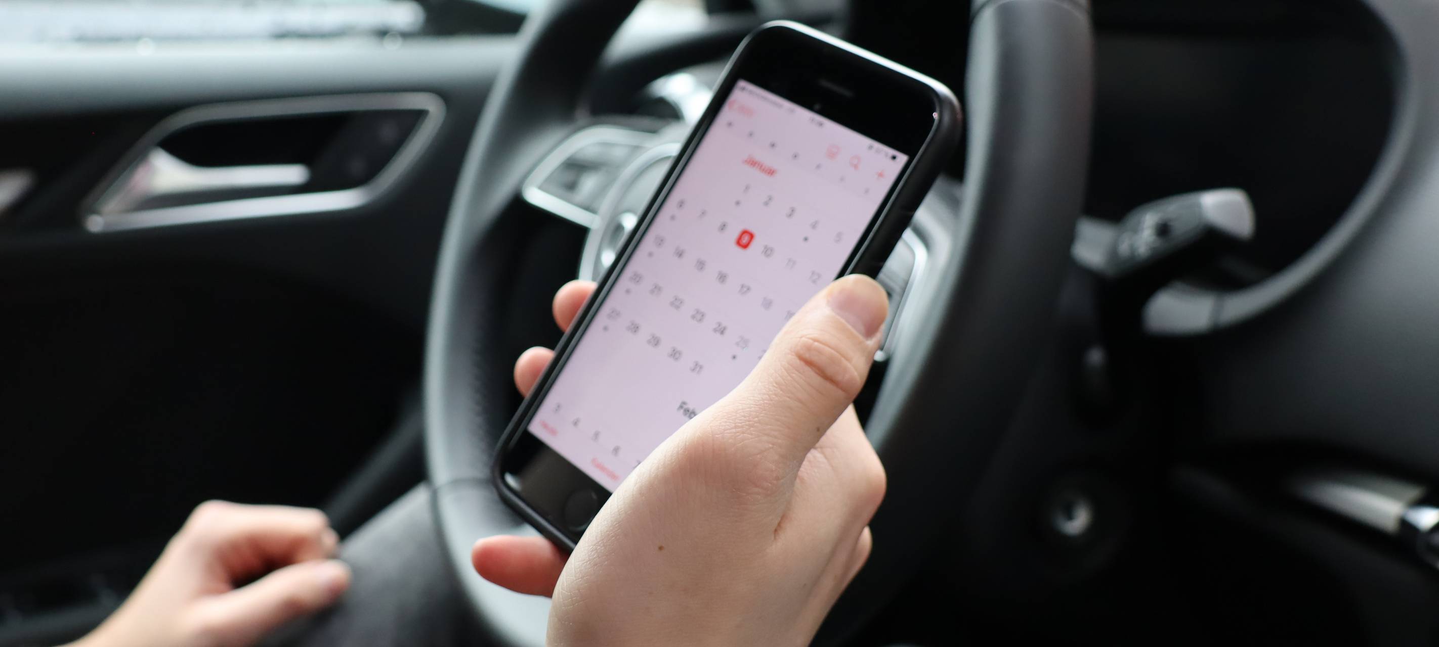 Wer sein Auto im Moment zulassen möchte, braucht dafür Geduld. Daher bieten Dienstleister an, diesen Vorgang zu übernehmen.