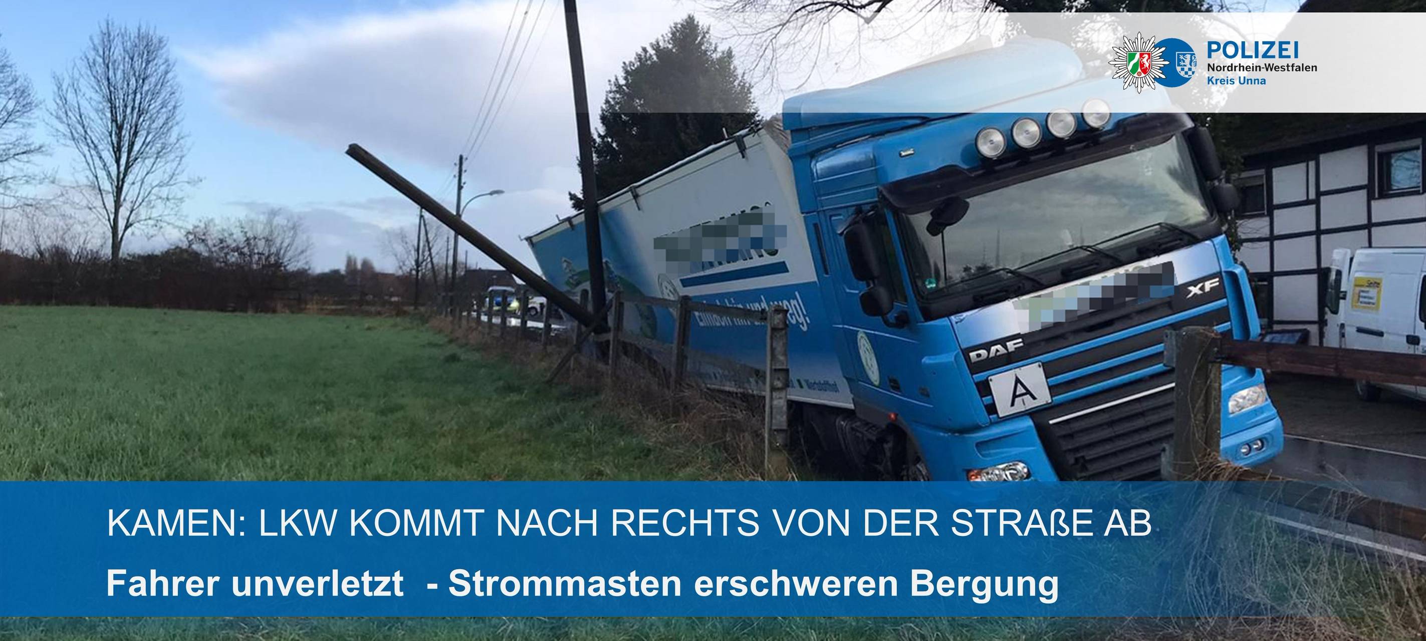LKW prallt gegen Strommast