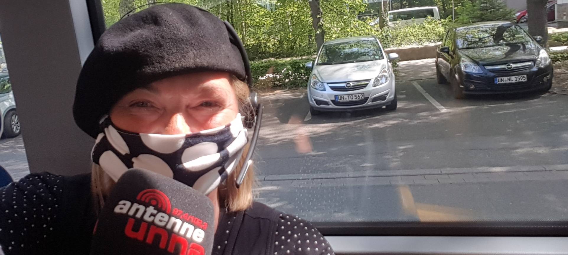 Babette Horschler trägt eine Maske im Bus