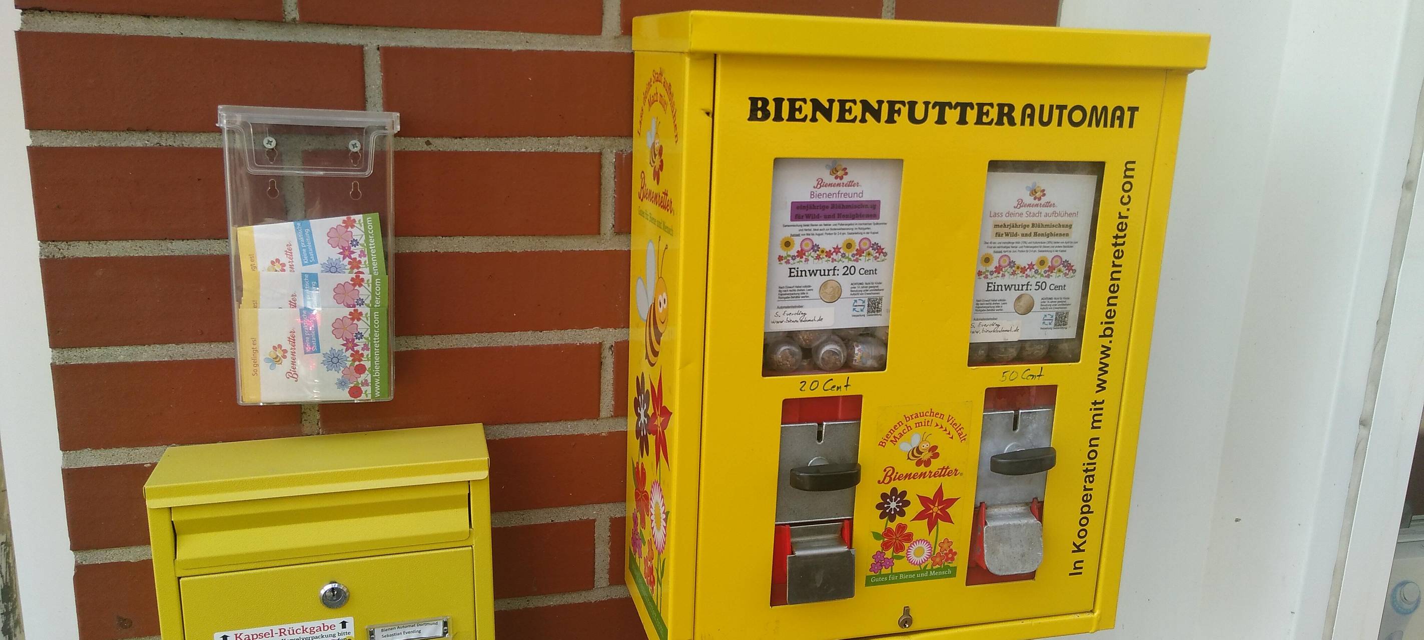 Bienenfutterautomat an der Hauswand