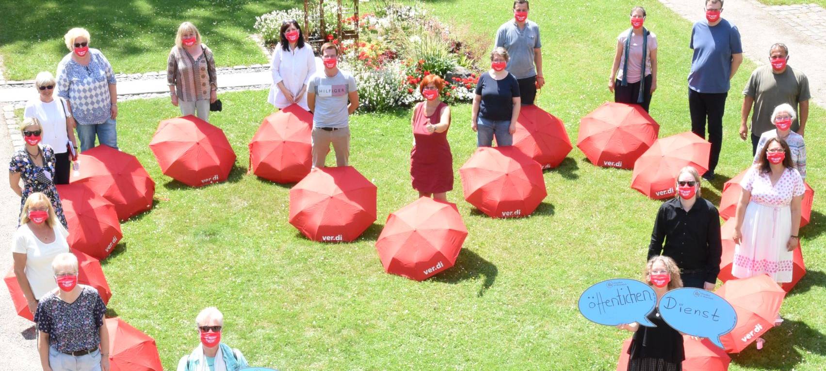 In Schwerte gibt es heute, 23. Juni, um 12 Uhr, eine Aktion vor dem Rathaus - Anlass ist der heutige internationale Tag des öffentlichen Dienstes. Mit Regenschirmen soll ein Herz unter dem Motto „Ein Herz für Kommunen“ geformt werden.