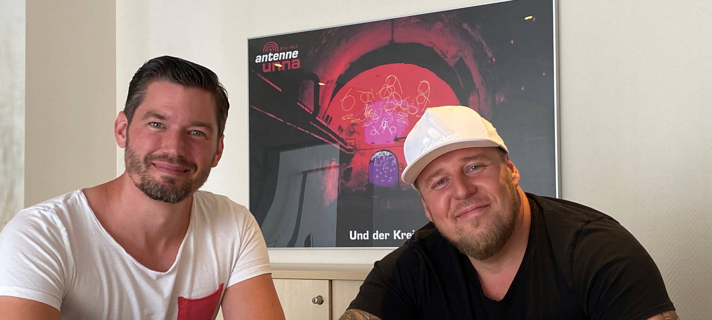 Unter dem Motto „Tür auf – Klappe hoch – Los geht´s!“ haben sich die beiden Musiker Michael Meier und Lukas Dylong einen Bus geschnappt und halten mit ihm überall dort, wo sie ihr gute Laune verbreiten dürfen