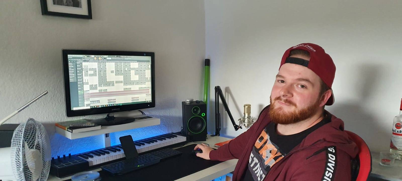 Mit seinen 23 Jahren produziert Timo Frisch aus Fröndenberg schon selbst Songs.