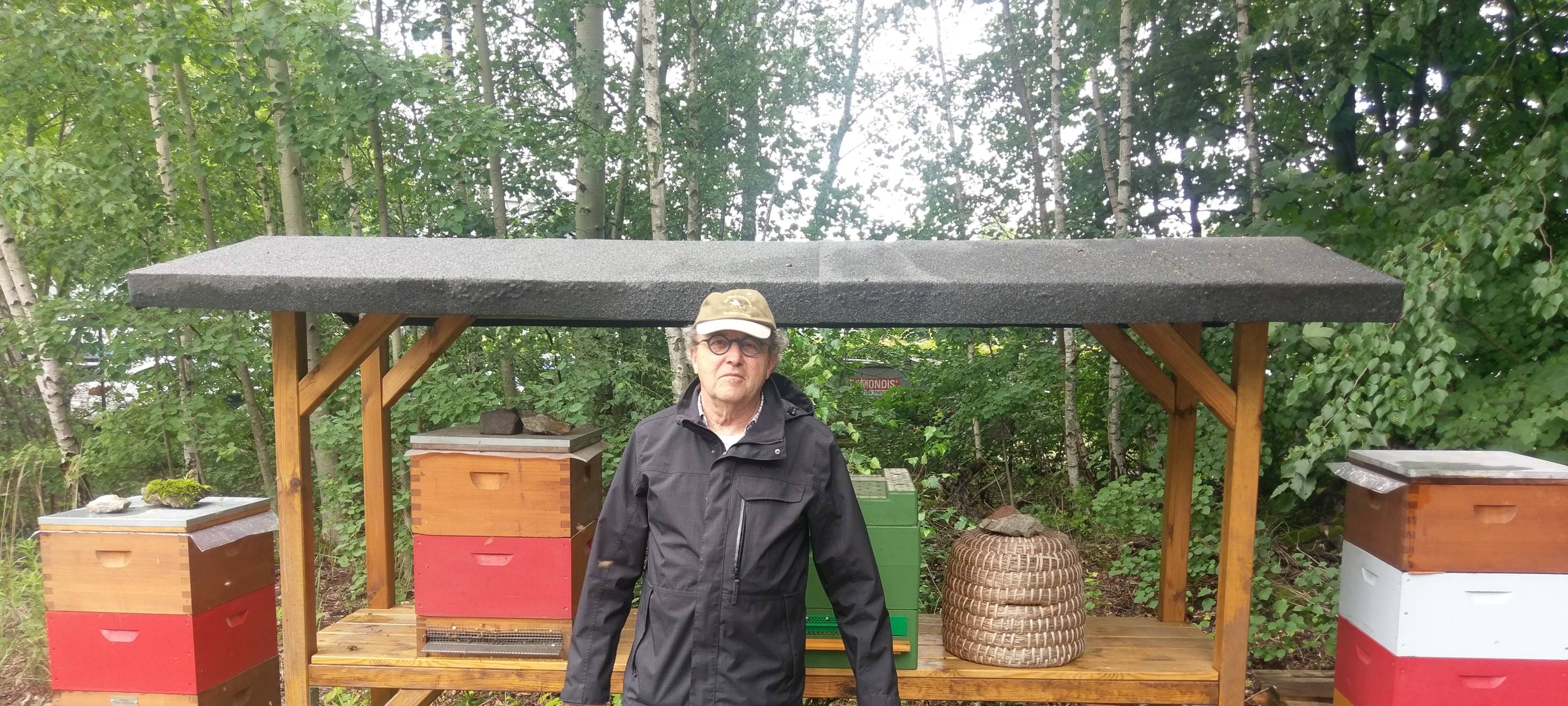 Das ist Heinrich Behrens - er hat direkt unterm Förderturm mehrere Bienenvölker stehen.