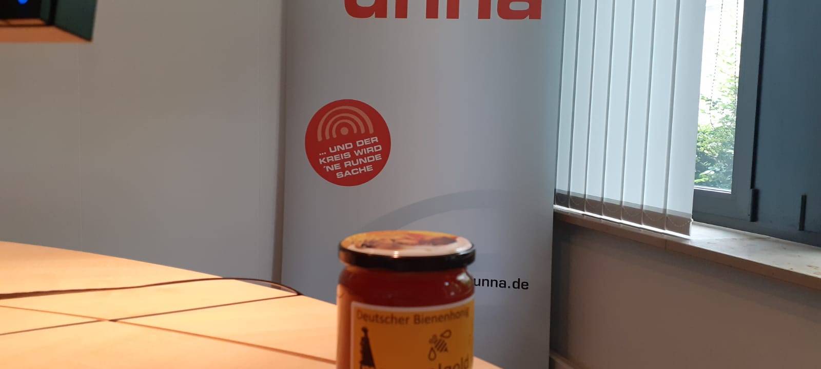 Früher ging es am Schacht Monopol in Kamen um das schwarze Gold - jetzt gibt es dort das „Monopolgold“. Denn direkt unter dem Förderturm stehen mehrere Bienenvölker und produzieren Honig. Jens Diecks aus dem Antenne Unna-Team hat sich dort mit Imker Heinrich Behrens getroffen.