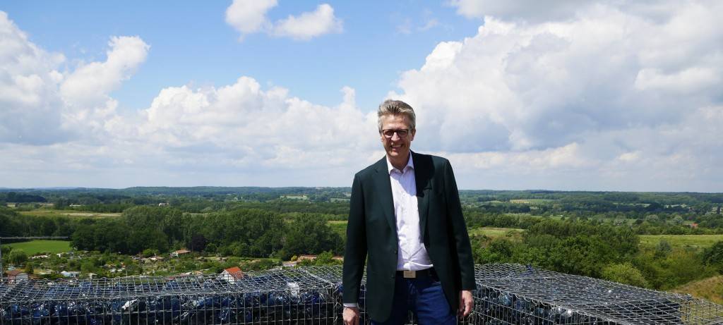 Bernd Schäfer mit Hund auf der Halde Großes Holz.