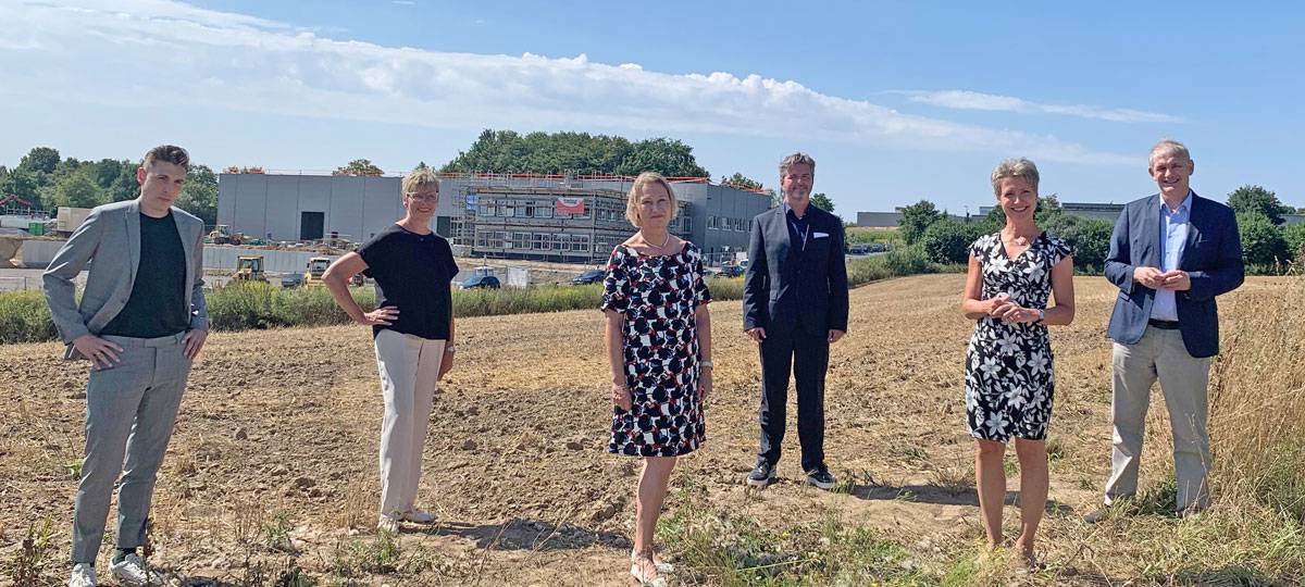 CVUA-Vorstandsvorsitzende Birgit Kastner (2.v.r.) und Planer Joel Hahn (l.) erläuterten Landrat Michael Makiolla (r.), Markus Netzel (WFG, 3.v.r.), Dr. Christiane Krüger (Verwaltungsrat CVUA 4.v.r.) und Bürgermeisterin Ulrike Drossel (2.v.l.) die Pläne.