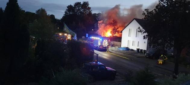 An der Stadtgrenze Kamen / Dortmund brannten Gartenlauben.