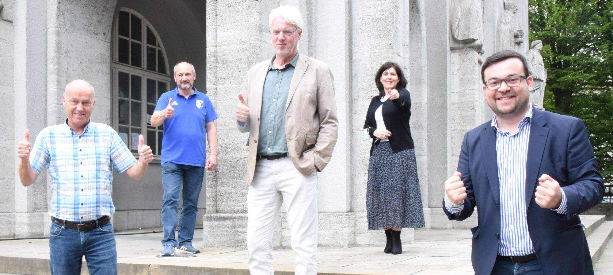 Freuen sich über die Förderung: Dirk Wever, Frank Samson, Bernd Arnhold, Gabriele Stange als Amtsleiterin Sport und Dimitrios Axourgos (v.l.).