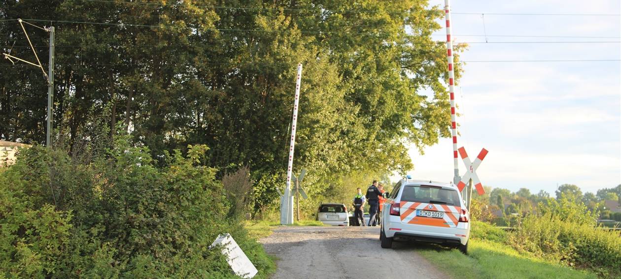 Glück im Unglück hatte heute Morgen eine Frau in Hamm-Rhynern. Ihr Auto ist auf einem Bahnübergang von einem Zug gestreift worden.