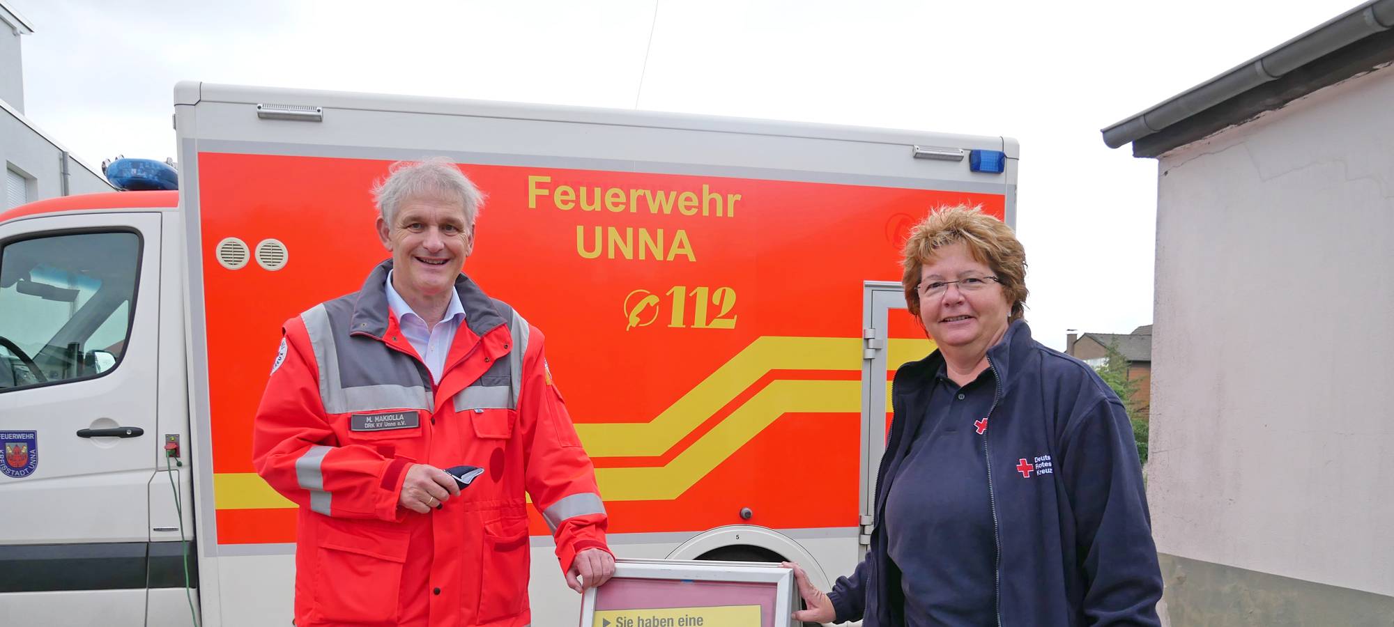 Landrat Makiolla (l.) und Ingrid Römer (r.) vom DRK-Ortsverein Unna bei der Blutspende im Vereinsheim.
