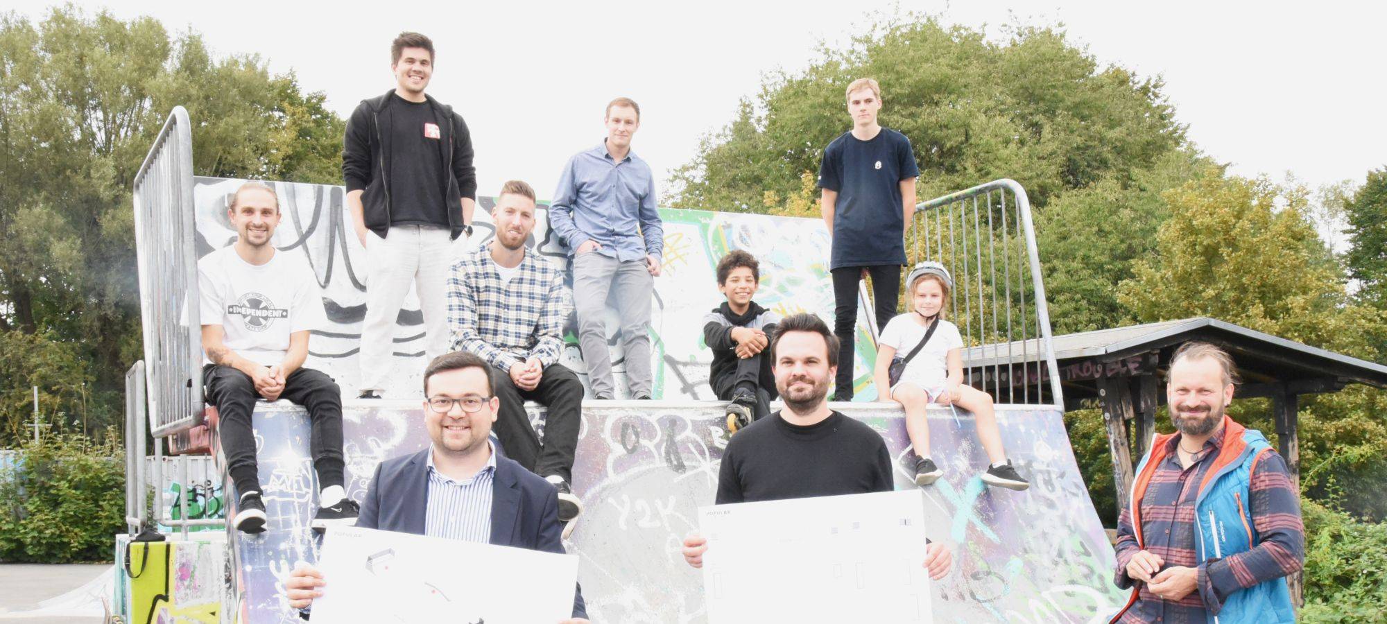 Bürgermeister Dimitrios Axourgos und der zuständige Verwaltungsmitarbeiter Christian Heppner stellten die Pläne für die Skateranlage vor.