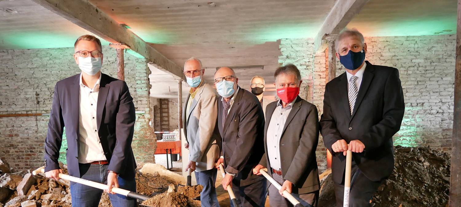 Landrat Makiolla (r.), Kreisdirektor und Kulturdezernent Janke (l.), Baudezernent Ludwig Holzbeck (2.v.l.), Bernd Engelhardt (Vorsitzender Kulturausschuss, 2.v.r.) und Wilfried Feldmann (Vorsitzender Bauausschuss, 3.v.l.) und Frank Lohse (Architekt, hinten) beim ersten Spatenstich zum Umbau des alten Schafstalls.