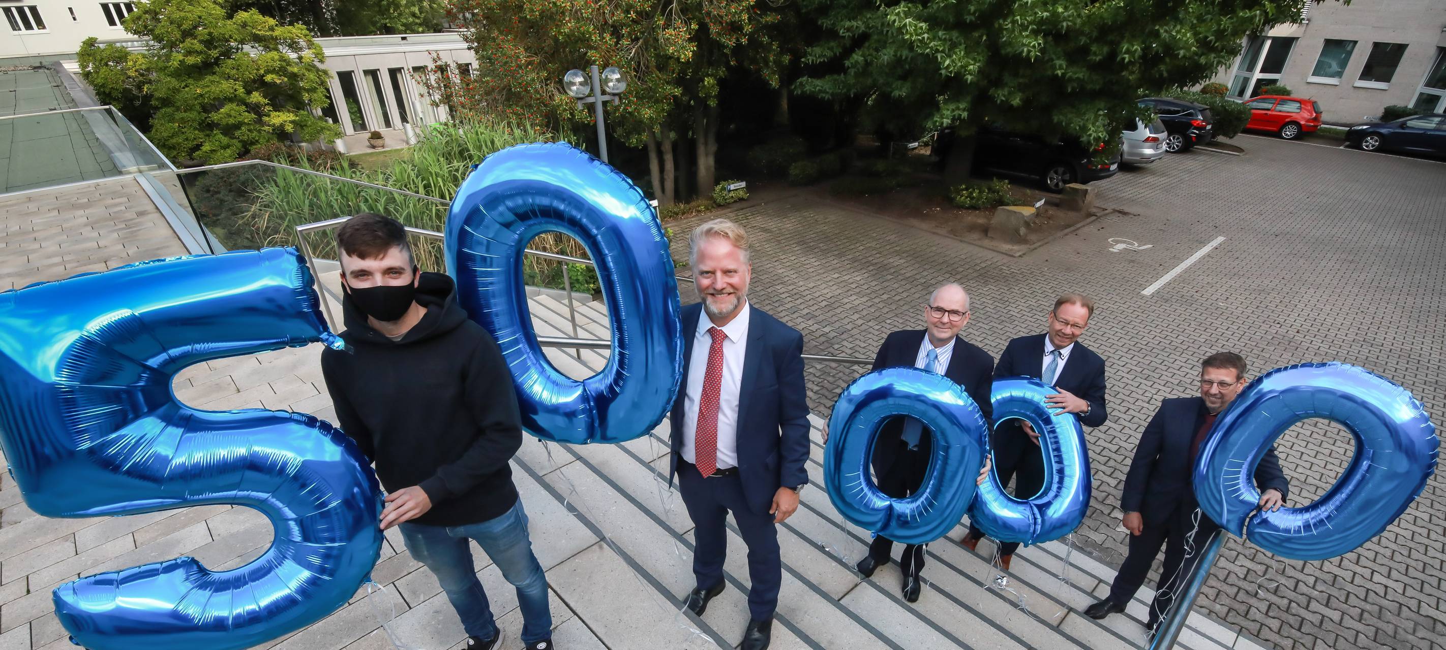 v.l.: Dominik Heddram, Auszubildender bei der Chemikalien-Gesellschaft Hans Lungmuß mbh & Co. KG, Uwe Lungmuß, Geschäftsführer der Chemikalien-Gesellschaft Hans Lungmuß mbh & Co. KG, Heinz-Herbert Dustmann, IHK-Präsident, Stefan Schreiber, IHK-Hauptgeschäftsführer, und Michael Ifland, IHK-Geschäftsführer.