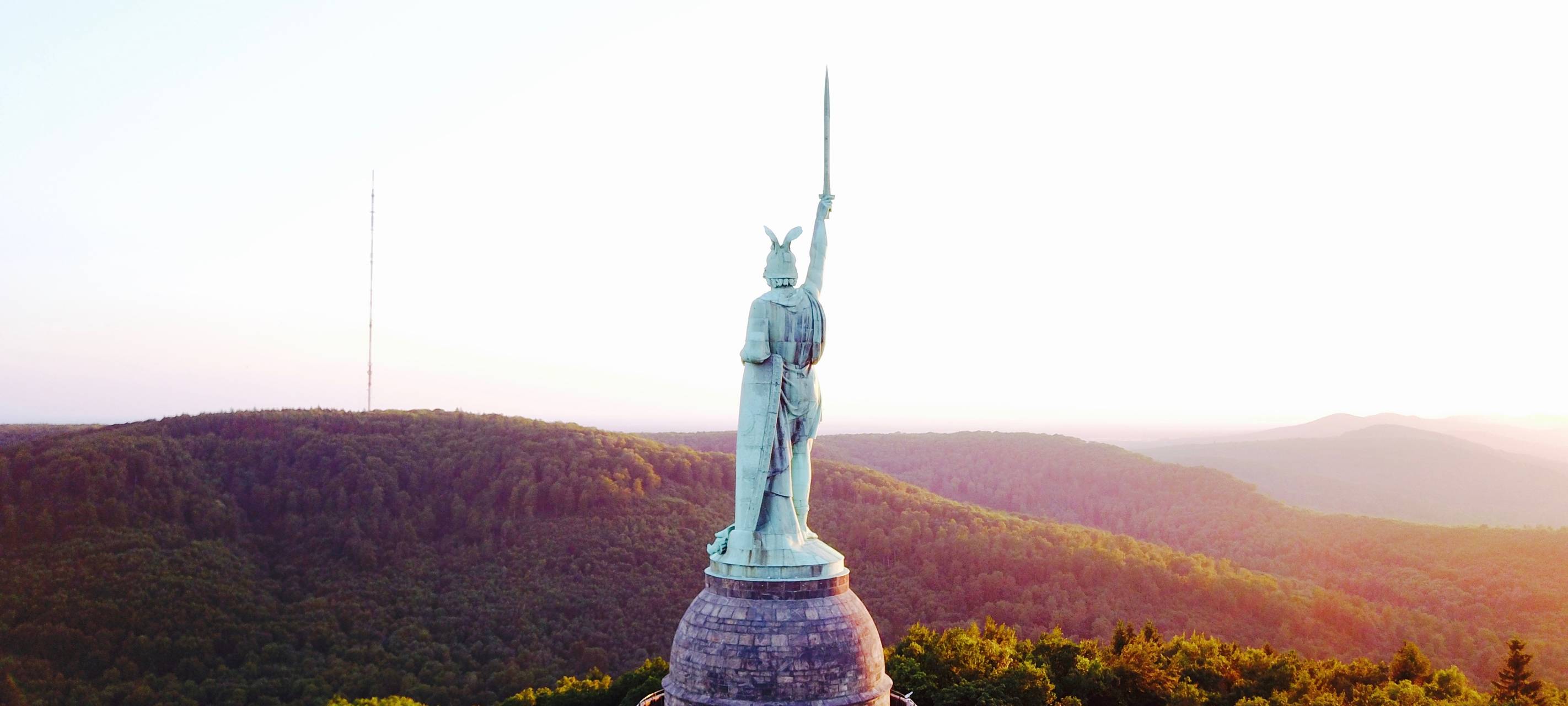 Freiheitsstatue vs. Hermannsdenkmal