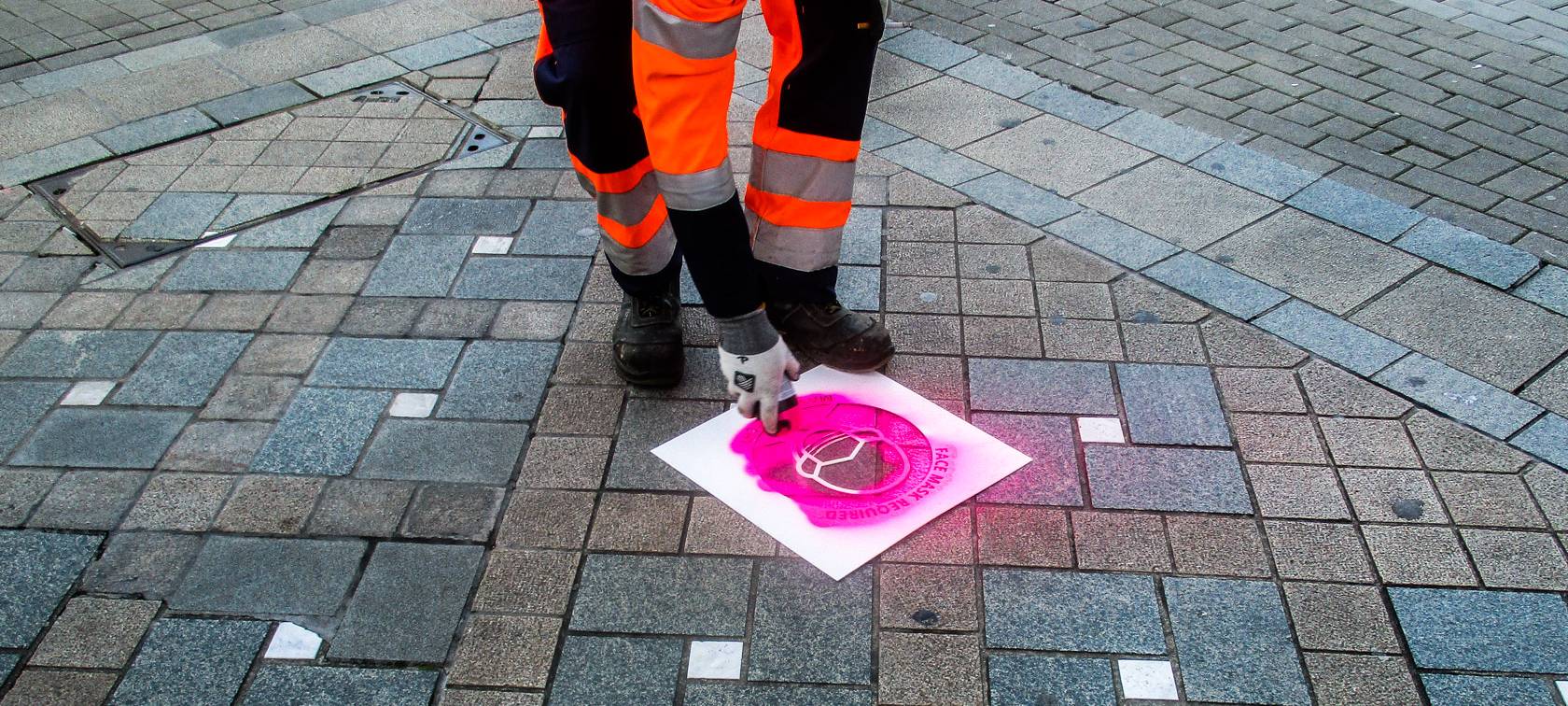 Piktogramme erinnern in Dortmund an die Maskenpflicht.