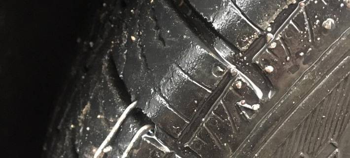 In Dortmund haben Unbekannte Stahlkrampen an Reifen von Polizeiautos befestigt.