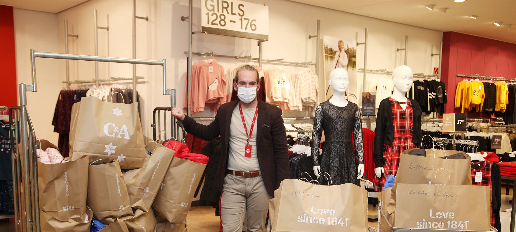 Christian Wischnewski von C&A in Lünen übergab am Freitag die erste Jacken-Bestellung an den Verein Lüner helfen Lünern.