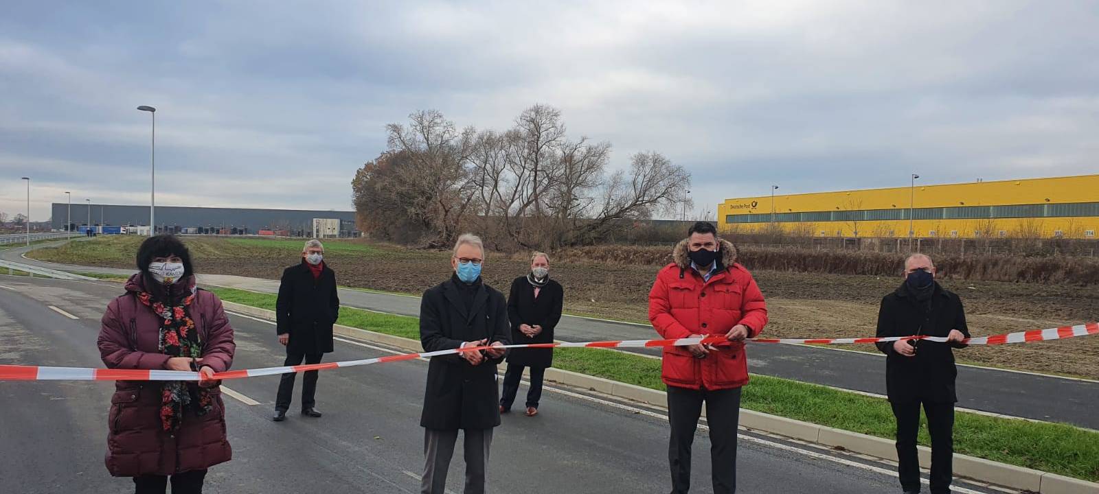 Die Wirtschaftsförderung Kreis Unna hat das neue "Interkommunale Gewerbegebiets Unna/Kamen" voll erschlossen. Das bedeutet, dass nun Straßen fertig gebaut sind und es eine Zufahrt gibt. Insgesamt ist das Gewerbegebiet nun 32 Hektar groß.