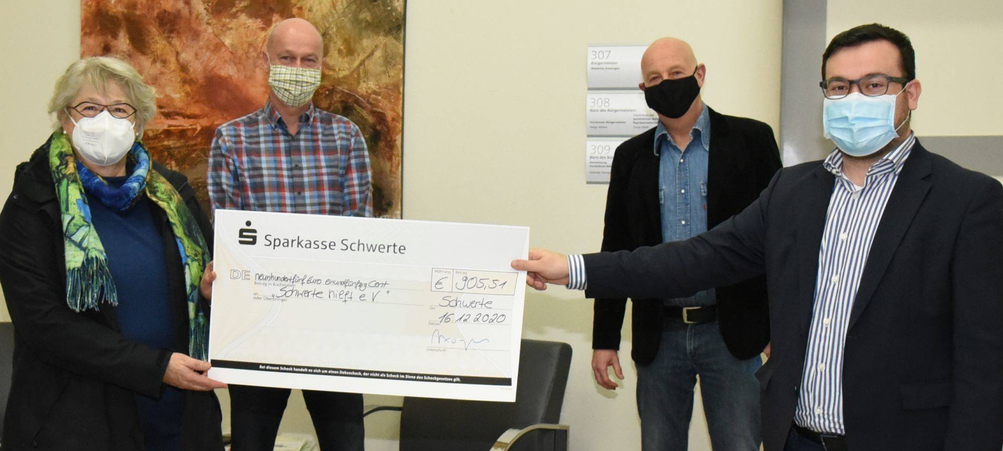 Spendenübergabe an "Schwerte hilft" im Rathaus.