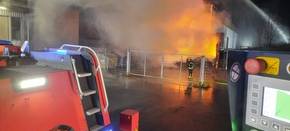 Aufgrund unbekannter Ursache brannten Müllcontainer und gestapelte Paletten an einem Hallenkomplex. Das Feuer drohte drauf überzugreifen.