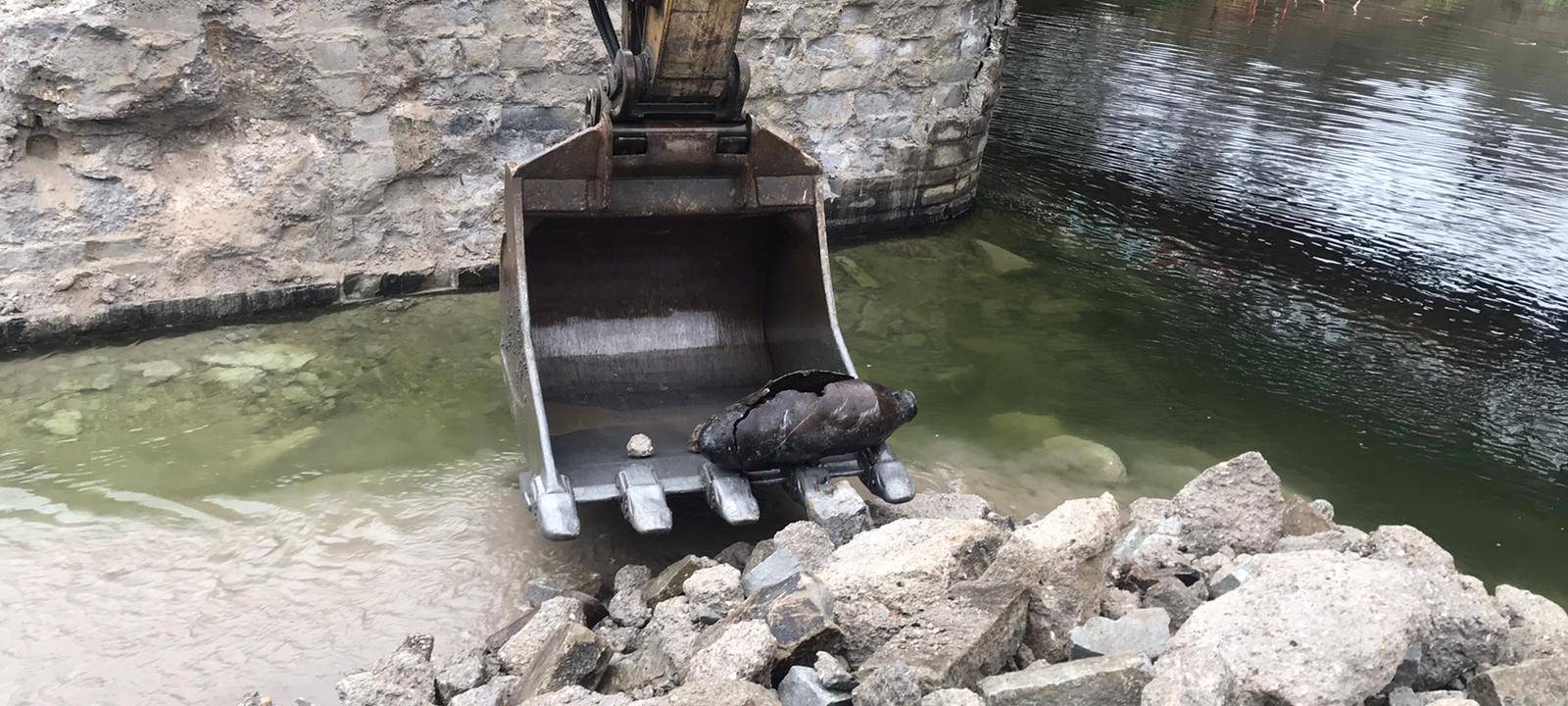 Bei den Brückenarbeiten in Werne stieß ein Bagger auf die Bombe.