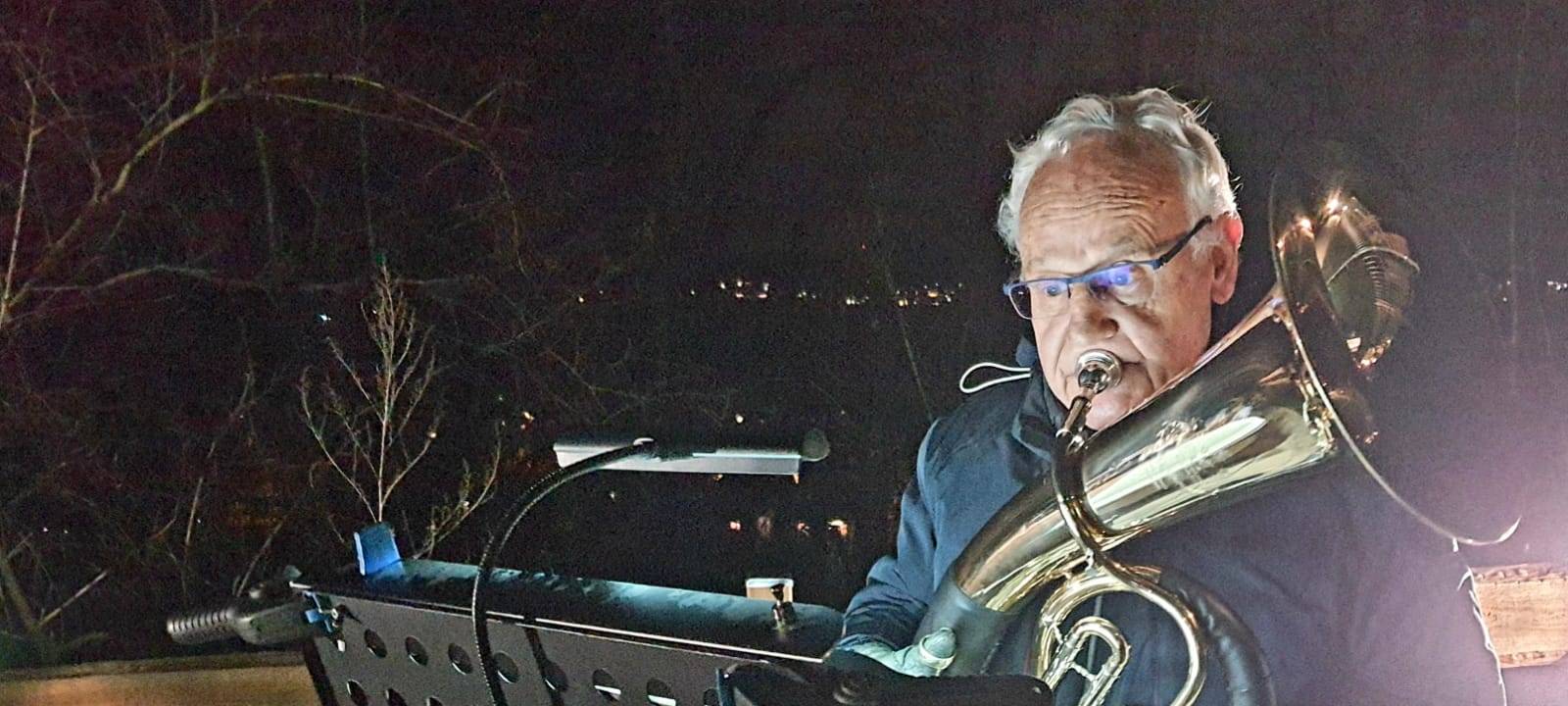 Seit Ende März spielt Christoph Krause jeden Abend vor dem Schmallenbachheim in Fröndenberg Lieder. Jeden Abend - ob bei Regen, Sturm oder Schnee.