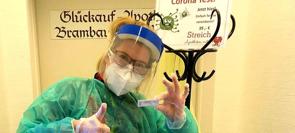 Dr. Susanne Streich aus Brambauer mit einem Schnelltest