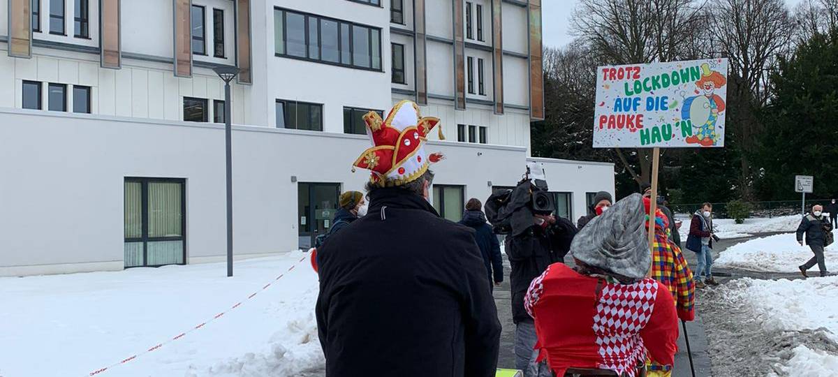 Unna: Karnevalsumzug ums Krankenhaus