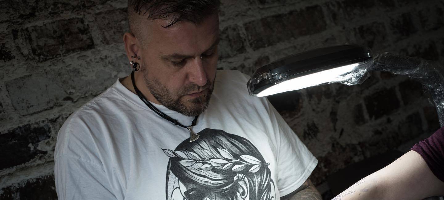 Corona-Krise: Tätowierer aus Selm macht sich blank