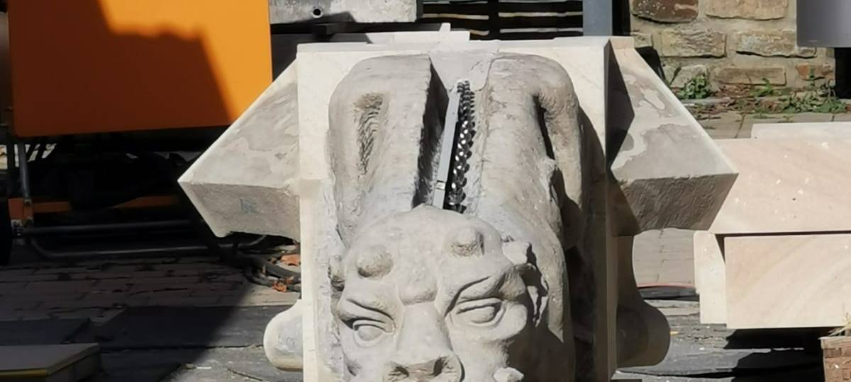 In Unna werden an der Stadtkirche zur Stunde die Wasserspeier wieder an ihren alten Platz eingebaut. Auch beginnt damit der Wiederaufbau der Fialen, der großen Eckpfeiler auf der Brüstung. Die Arbeiten sollen auch am Donnerstag (25.02.) weitergehen.