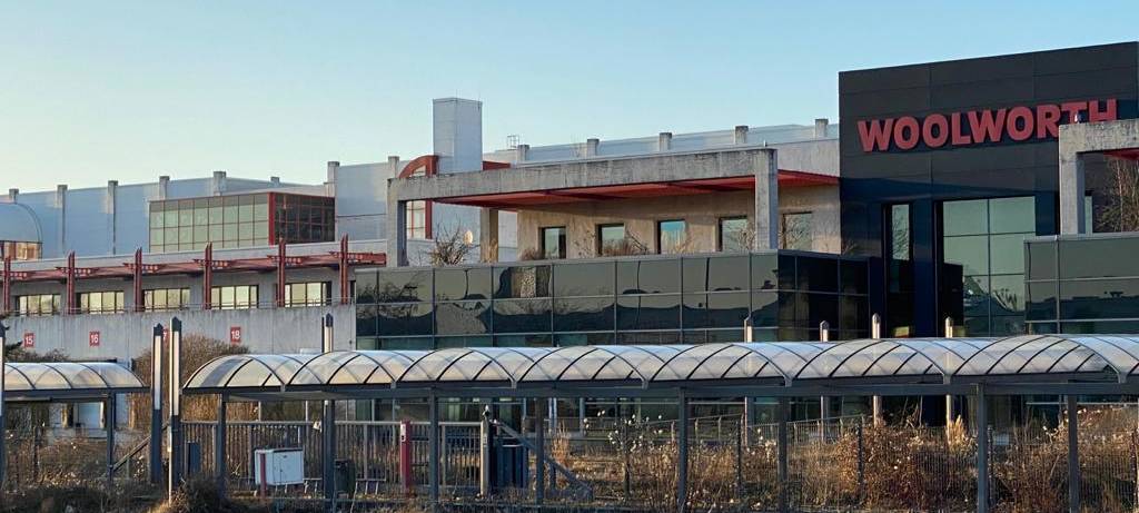 Für das ehemalige Woolworth-Gelände im Industriegebiet an der A2 in Bönen gibt es endlich eine Lösung. Der Projektentwickler DFI hat das brachliegende und stark beschädigte Lager gekauft.