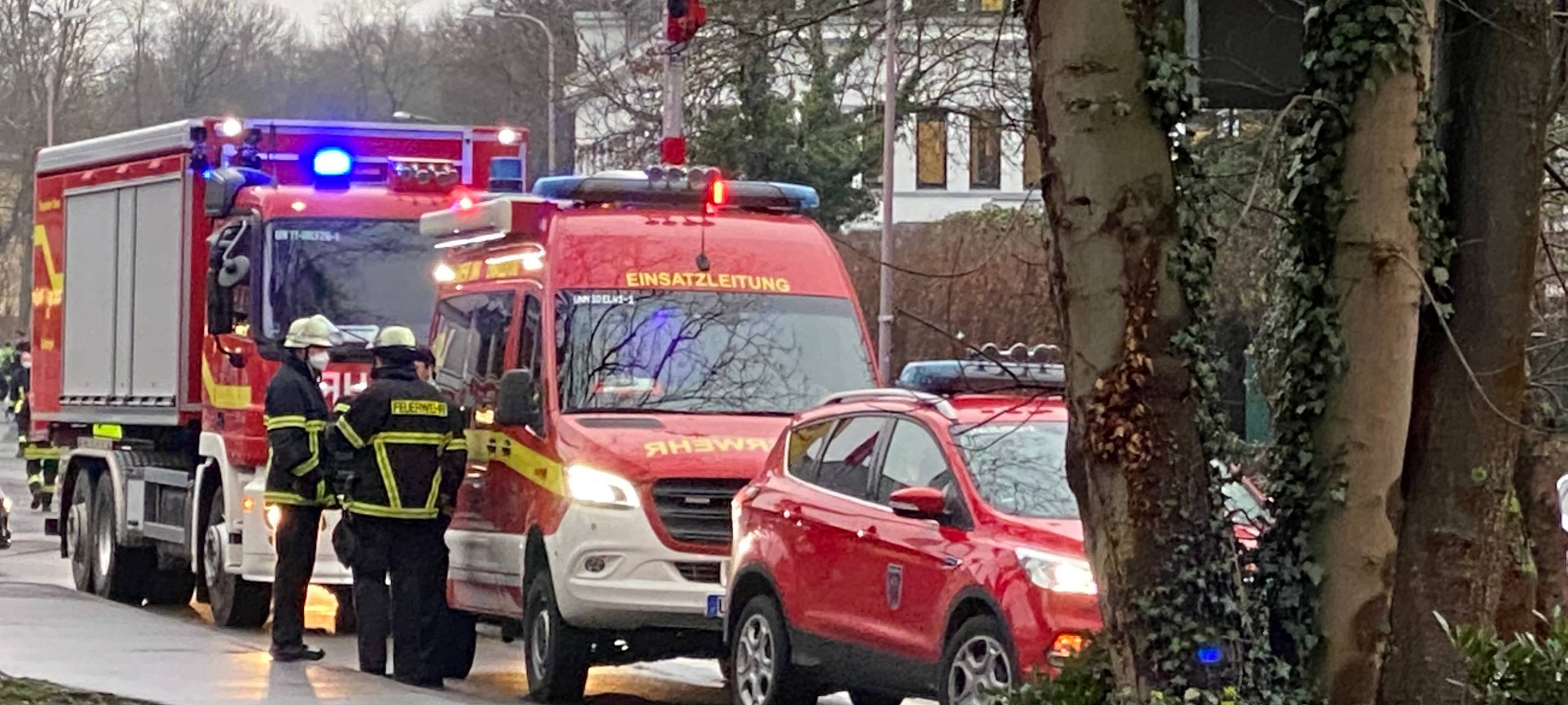 Im Hellweg-Einkaufscenter am Ostring in Unna läuft derzeit ein großer Feuerwehreinsatz. Im Büro eines Drogerienmarktes ist zuvor ein Brief mit weißem Pulver eingegangen. Drei Mitarbeiter sollen mit dem Brief in Kontakt gekommen sein, sagte uns ein Polizeisprecher.