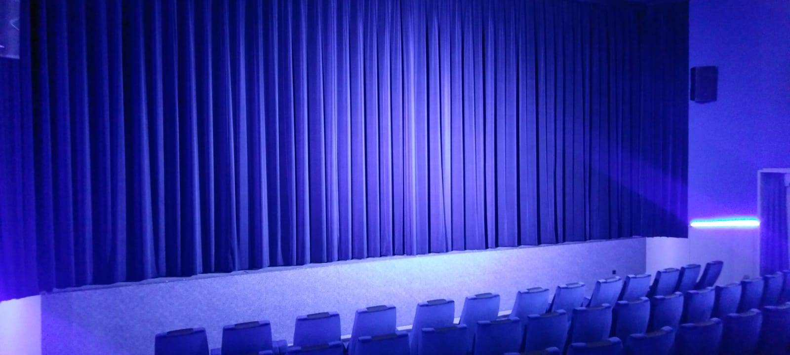 Auch wenn der Lockdown teilweise gelockert wurde, dürfen Sven Hilbk und seine Kollegen vom Kinorama in Unna weiterhin nicht öffnen. Sie haben aber trotzdem ihren Optimismus nicht verloren und planen schon neue Aktionen. Für unsere Antenne Unna-Serie "Alleine unterwegs" sind wir diesmal im Kino gewesen.