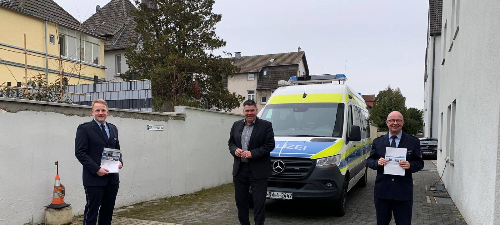 v.l.n.r.: Stephan Werning (Leiter der Direktion Verkehr von der Kreispolizeibehörde Unna), Landrat Mario Löhr, Peter Schwab (Abteilungsleiter Polizei, Leitender Polizeidirektor).