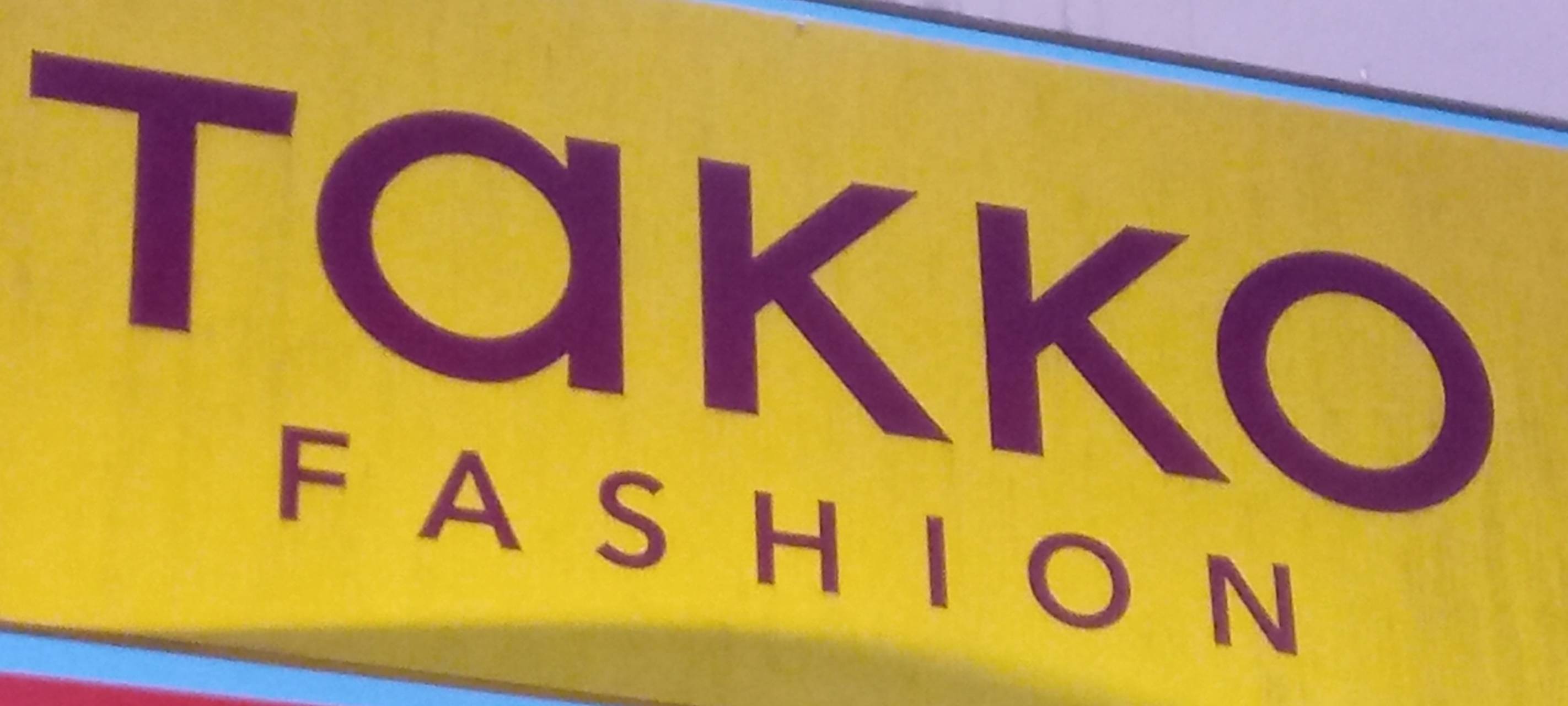 Firmenschild von Takko im Hellweg-Center Unna.