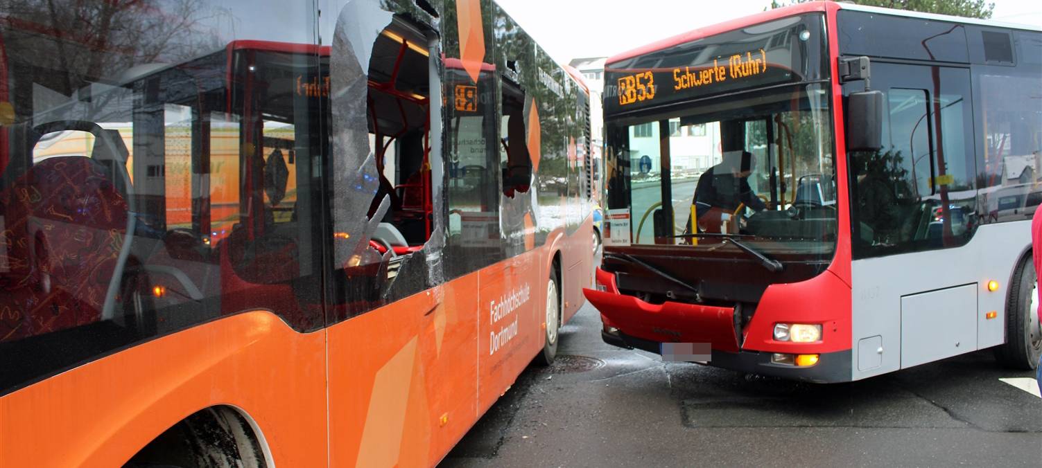 In Schwerte ist es am Dienstagmorgen (06.04.) zu einem Verkehrsunfall zwischen zwei Linienbussen gekommen. Vier Menschen wurden dabei leicht verletzt.